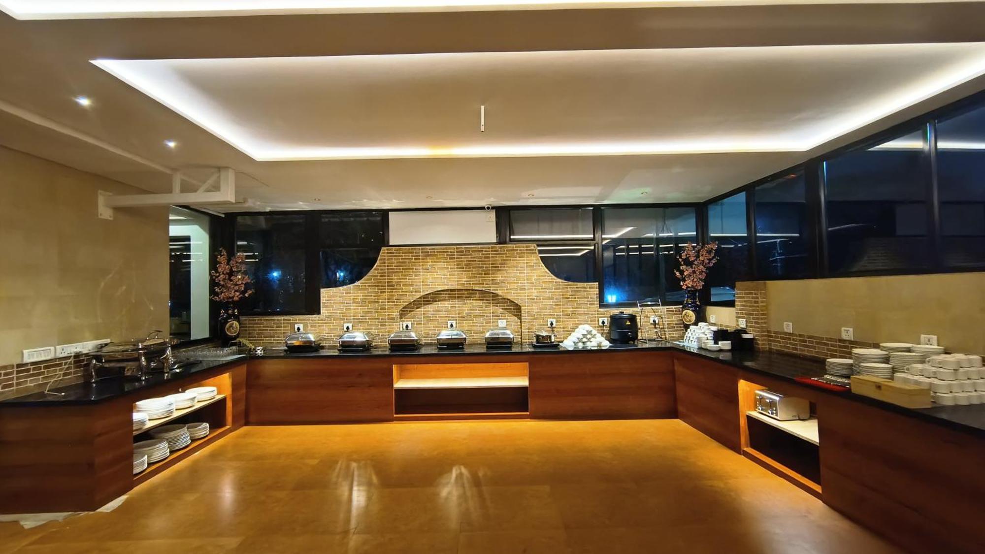 Golden Landmark Green Valley Beach Resort Dona Paula Exterior photo