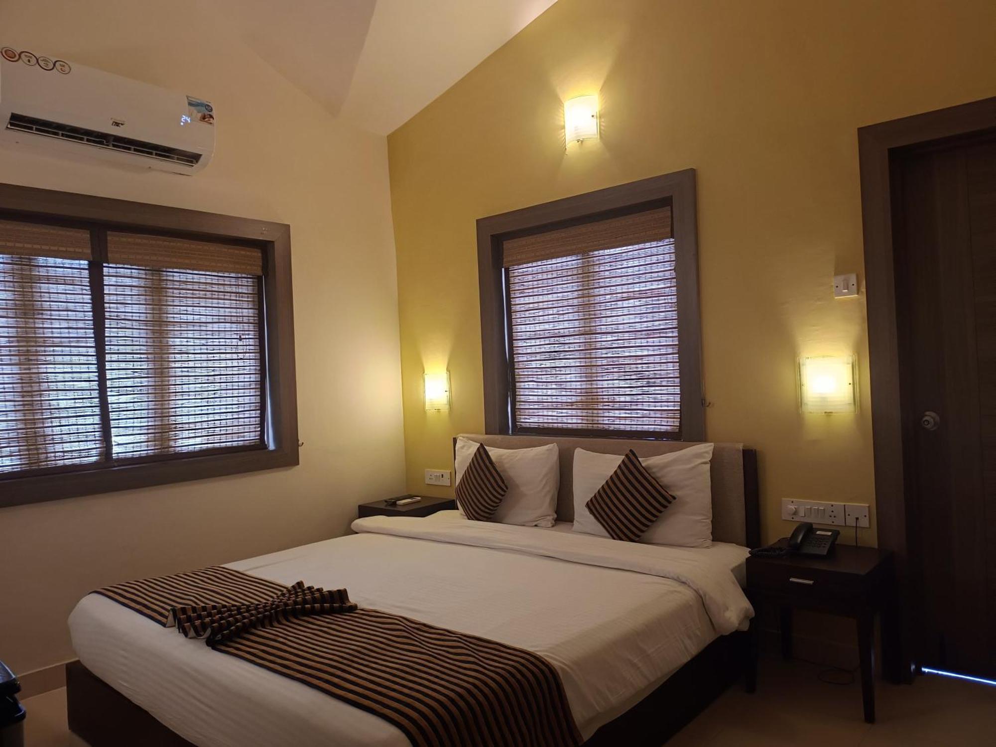 Golden Landmark Green Valley Beach Resort Dona Paula Exterior photo