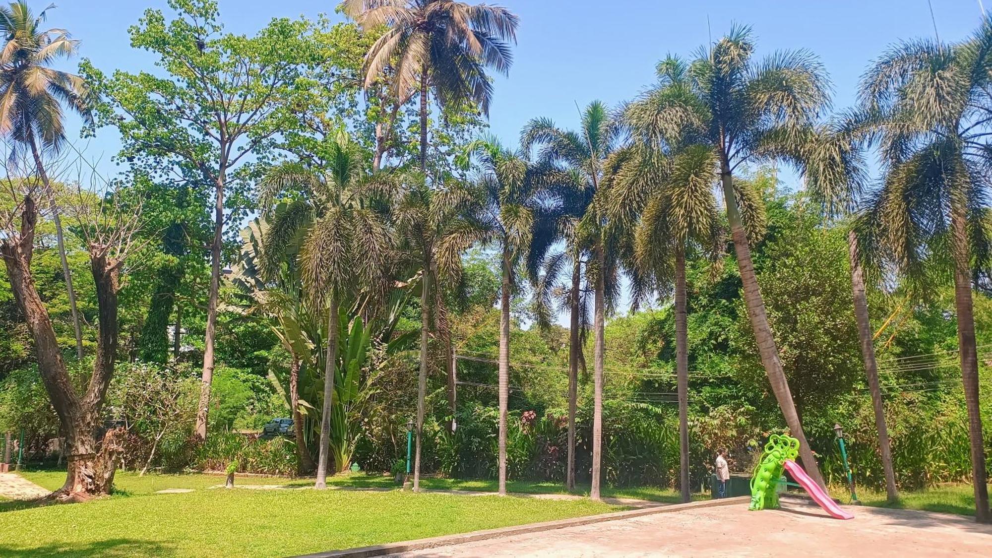 Golden Landmark Green Valley Beach Resort Dona Paula Exterior photo